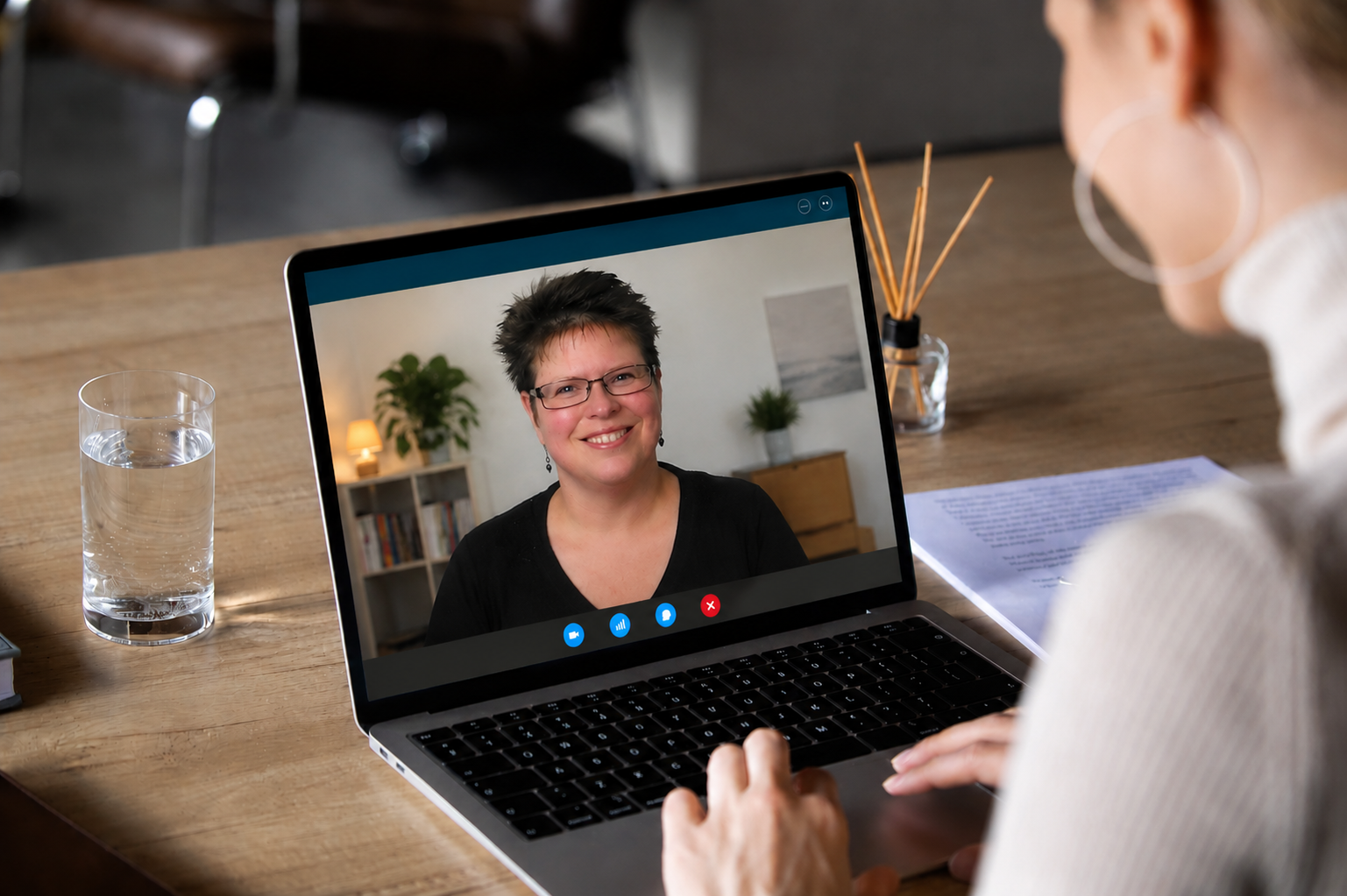 Online taalcoach in gesprek met een cursist tijdens een sessie gericht op spreekvaardigheid en ontwikkeling.